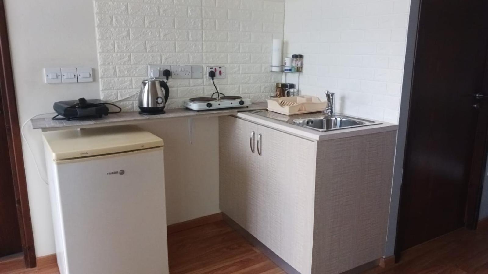 לרנקה Extremely Comfy Apt With Spacious Private Terrace 10Min Walk To The Beach & In Town מראה חיצוני תמונה
