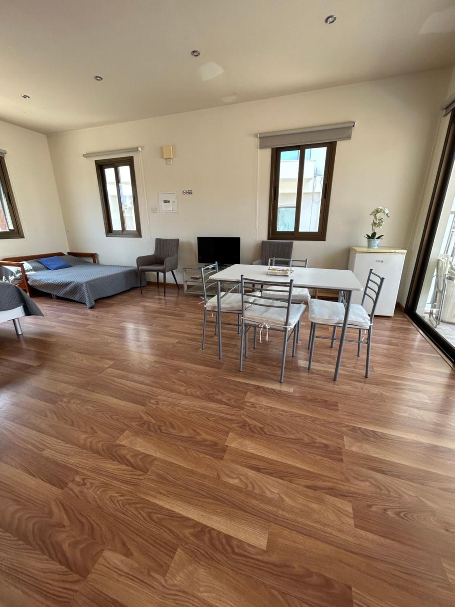 לרנקה Extremely Comfy Apt With Spacious Private Terrace 10Min Walk To The Beach & In Town מראה חיצוני תמונה
